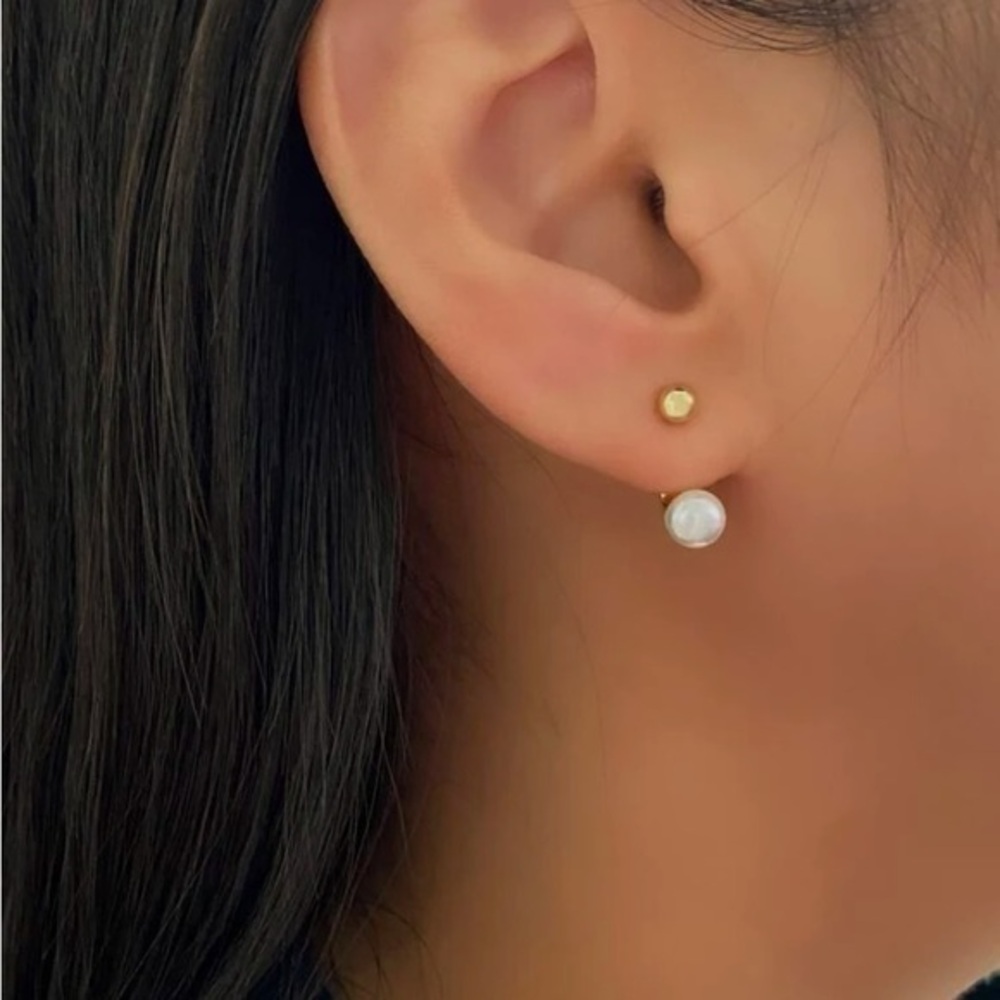 Gold and pearl earrings